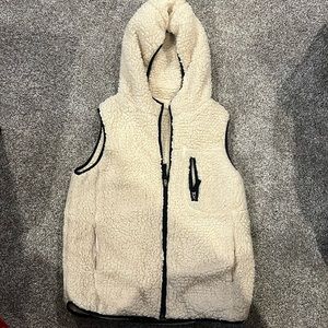 Thread supply Sherpa hooded vest
